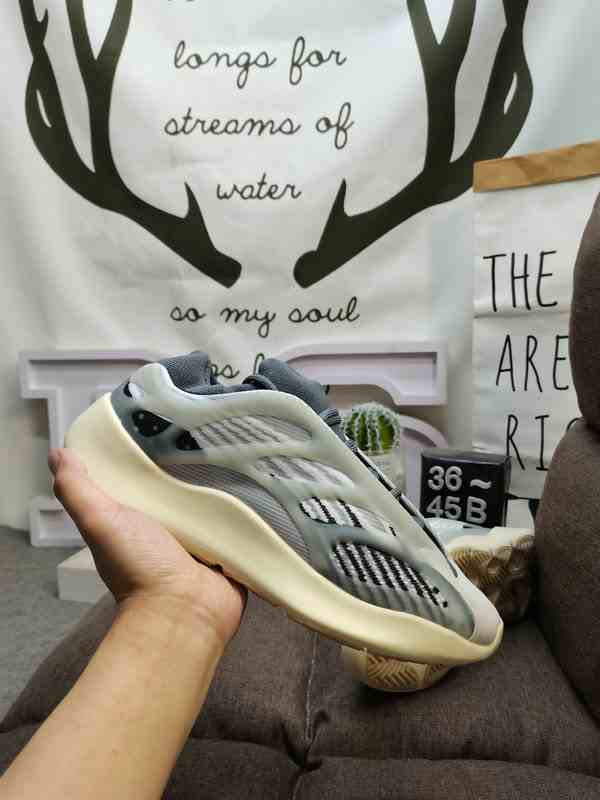 DS-374D Genuine Adidas Yeezy Boost 700 V3 Coconut 700 3rd Generation Popcorn Running Shoes Grey